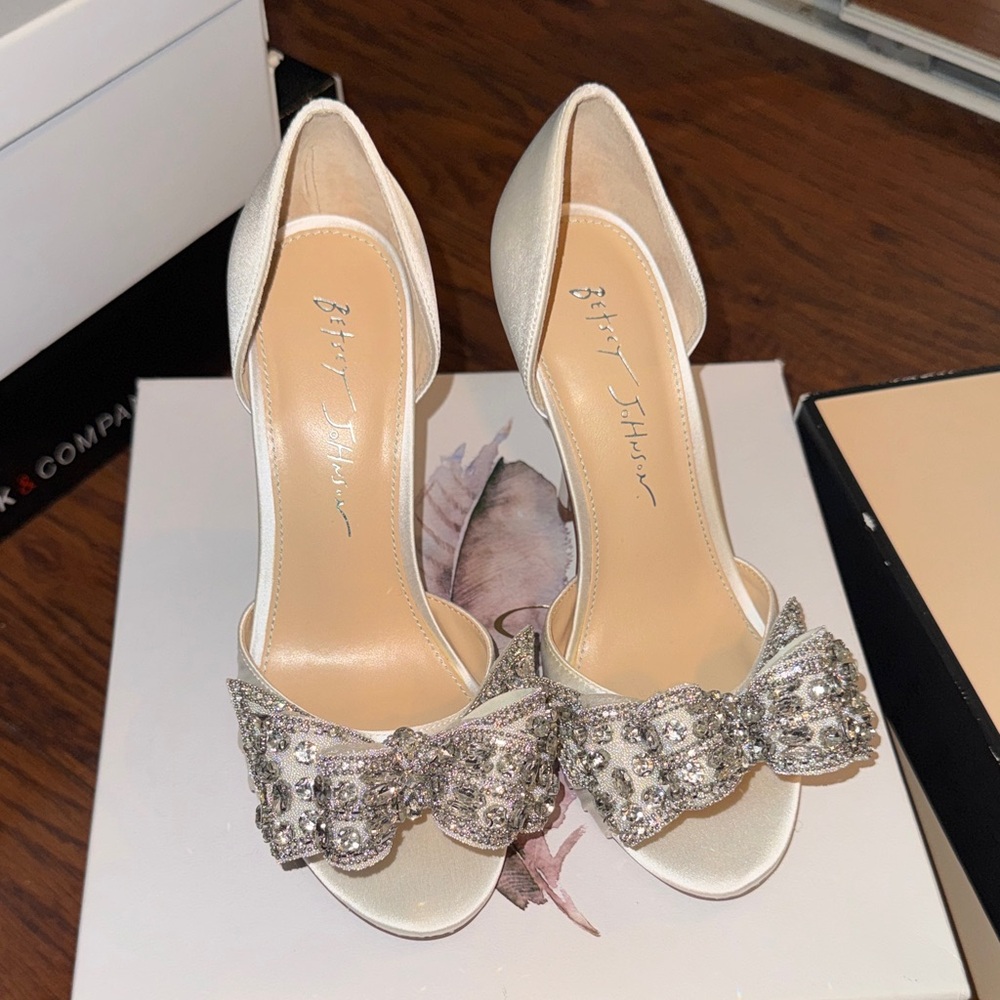 Betsey Johnson Silver Glitter Bow Heels